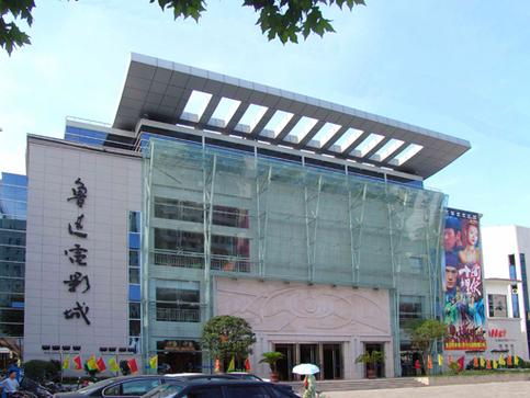 操美女哈哈影院的相关介绍