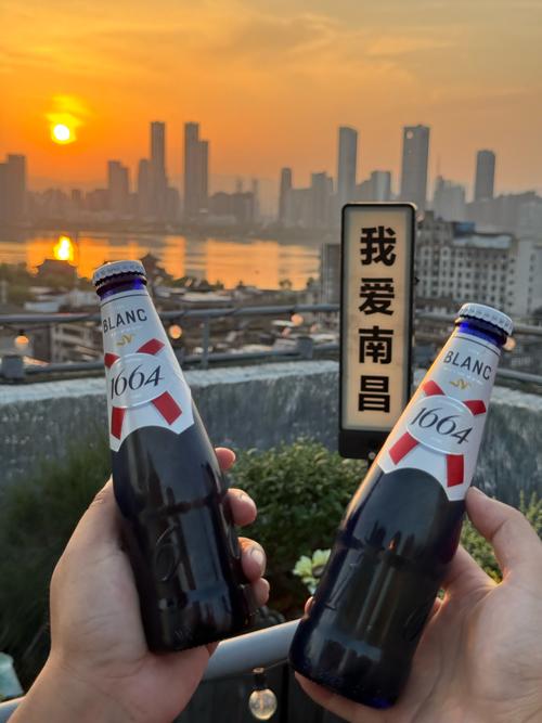 操死白丝美女的相关介绍