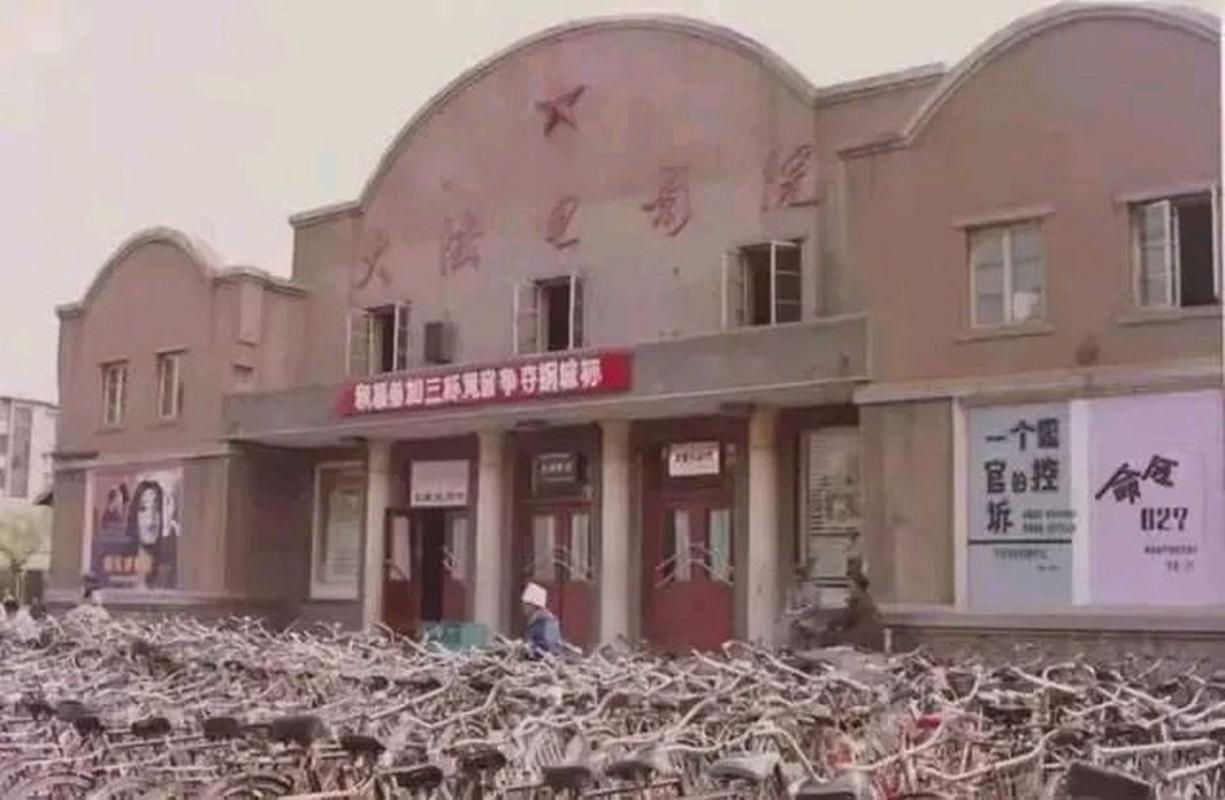 一边摸上面一边摸下面爱的相关介绍