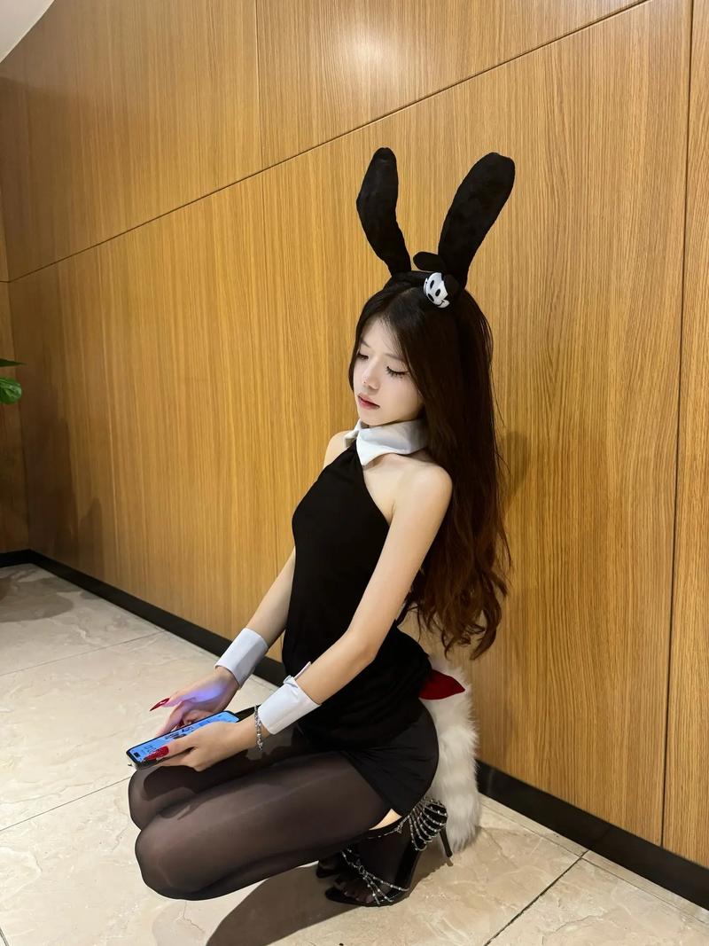 一边亲一边脱一边摸的相关介绍