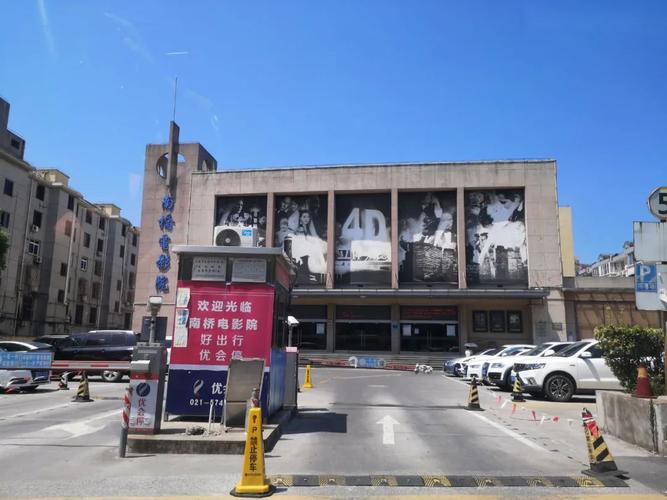 一边亲一边摸逼的相关介绍