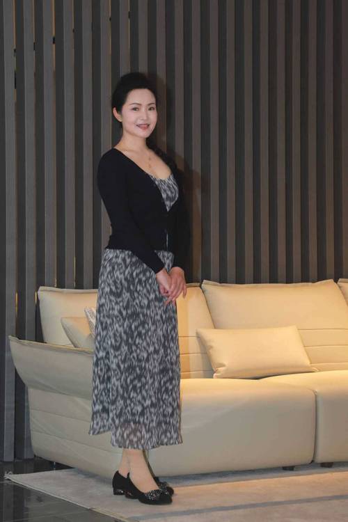 一边亲,一边舔的相关介绍